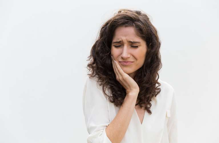 girl with a toothache in centennial co